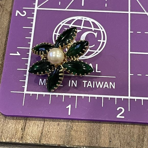 Vintage Green Glass Navette Rhinestone Faux Pearl Flower Pin Brooch Gold Tone - Picture 6 of 6